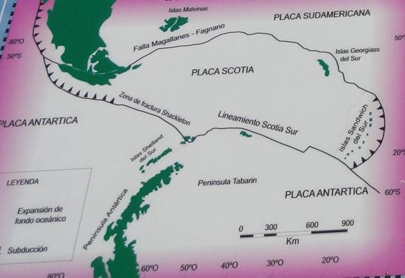 A placa tectônica Scotia, que contem a Geórgia do Sul e corta o sul da Terra do Fogo, na Argentina, justamente sobre o lago Fagnano (foto de Alex Carniel)
